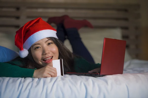 Ung Glad Och Vacker Asiatisk Kinesisk Flicka Santa Jul Hatt — Stockfoto