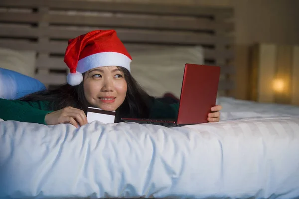Νεαρός Όμορφες Και Χαρούμενες Ασίας Κινεζική Γυναίκα Καπέλο Santa Χριστούγεννα — Φωτογραφία Αρχείου