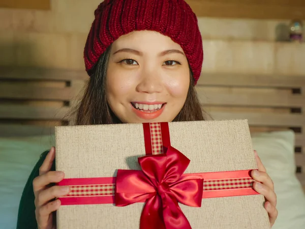 Νεαρός Όμορφες Και Χαρούμενες Ασιατισα Γιαπωνέζα Γυναίκα Καπέλο Χειμώνα Κρατώντας — Φωτογραφία Αρχείου