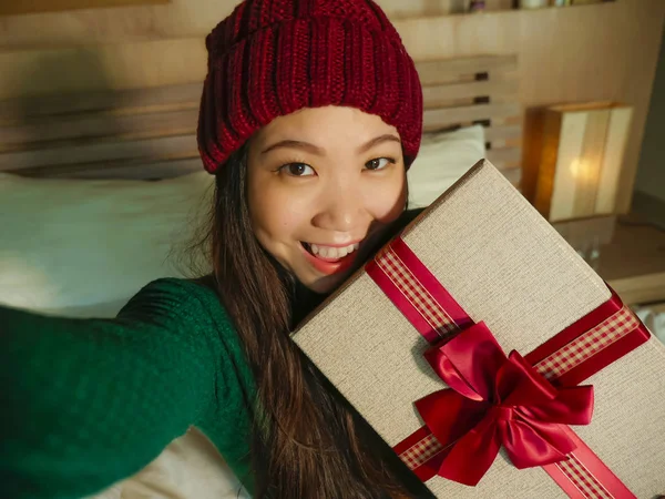 Νέοι Όμορφη Και Ευτυχισμένη Ασιατική Αμερικανική Γυναίκα Λήψη Selfie Φωτογραφία — Φωτογραφία Αρχείου