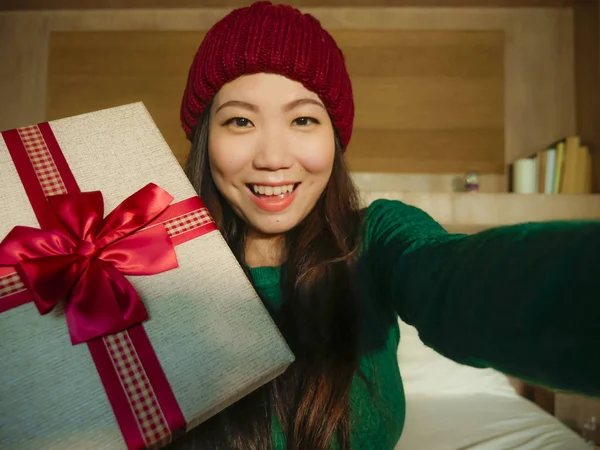 Νέοι Όμορφη Και Ευτυχισμένη Κινεζική Γυναίκα Της Ασίας Λήψη Selfie — Φωτογραφία Αρχείου