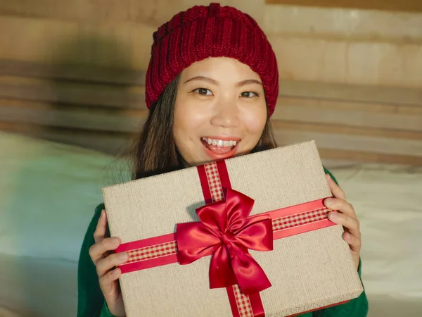 Νεαρός Όμορφες Και Χαρούμενες Ασίας Κινεζική Κορίτσι Χειμερινό Καπέλο Κρατώντας — Φωτογραφία Αρχείου