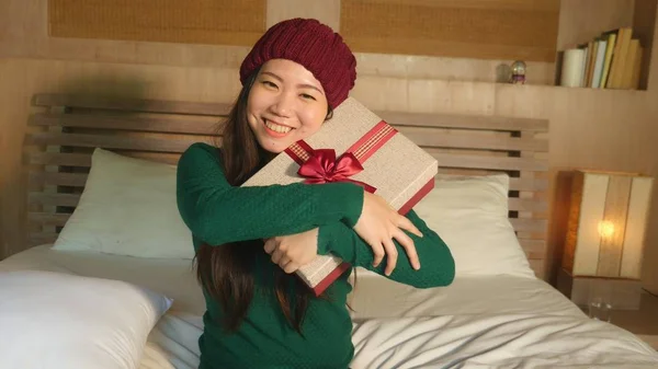 Young Happy Beautiful Asian Chinese Woman Winter Hat Holding Christmas — Stock Photo, Image