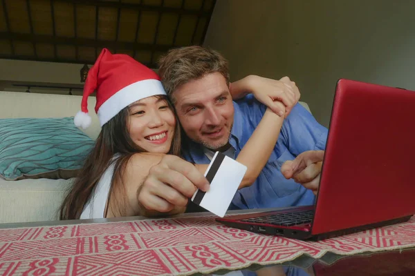 Молодая Счастливая Красивая Пара Привлекательной Азиатской Китаянкой Санта Рождественская Шляпа — стоковое фото