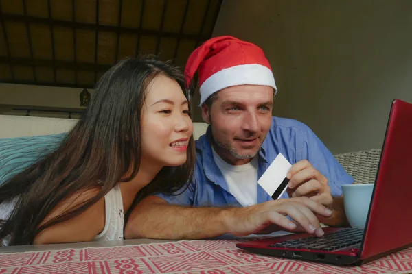 Молодая Счастливая Красивая Пара Привлекательной Азиатской Китаянкой Белым Мужем Санта — стоковое фото