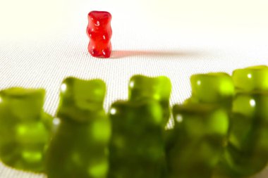 tatlı şeker sakızlı oyuncak ayılar öğrenciler veya zorbalık ve beyaz arka plan üzerinde izole taciz ve istismar sosyal sorun kavramı içinde çaresiz kurban mobbing çalışma arkadaşları grubu temsil eden