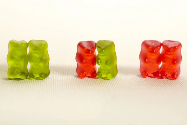 甜蜜糖果糖熊的概念形象代表了对另一个异性恋和女同性恋的同性恋夫妇在同性恋婚姻和同性恋者的爱的多样性 — 图库照片