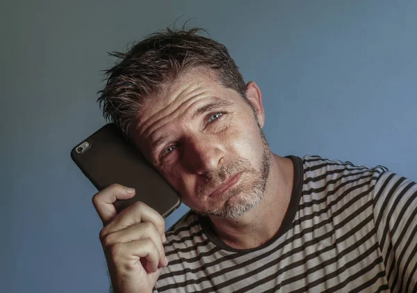 Ritratto Ravvicinato Del Volto Giovane Uomo Attraente Stressato Che Utilizza — Foto Stock