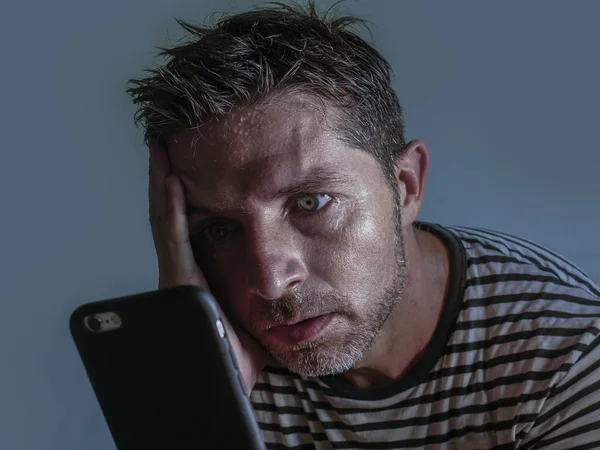 Isolato Ritratto Faccia Ravvicinata Giovane Uomo Attraente Stressato Utilizzando Telefono — Foto Stock