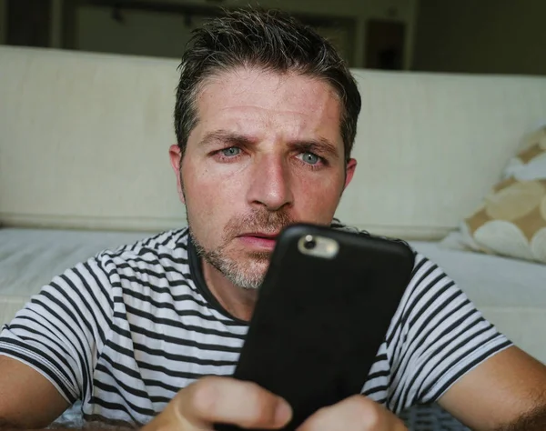 Isolado Close Rosto Retrato Jovem Atraente Estressado Homem Usando Telefone — Fotografia de Stock