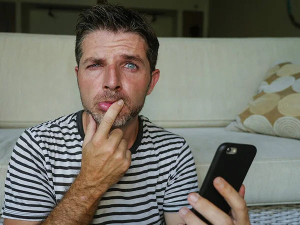 Retrato Estilo Vida Jovem Confuso Estressado Hilariante Homem Segurando Telefone — Fotografia de Stock