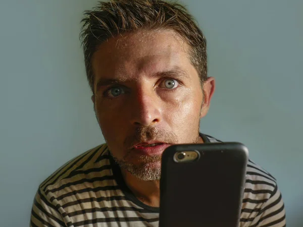 Jovem Estranho Louco Viciado Telefone Celular Homem Usando Célula Compulsivamente — Fotografia de Stock