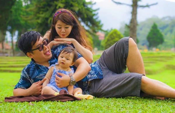 Jovem Feliz Amoroso Asiático Pais Coreanos Casal Desfrutando Junto Com — Fotografia de Stock