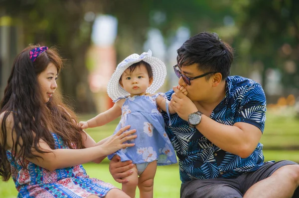 Jovem Feliz Amoroso Asiático Japonês Pais Casal Desfrutando Junto Com — Fotografia de Stock