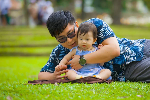 Felice Giocoso Asiatico Giapponese Uomo Come Amorevole Padre Godendo Con — Foto Stock