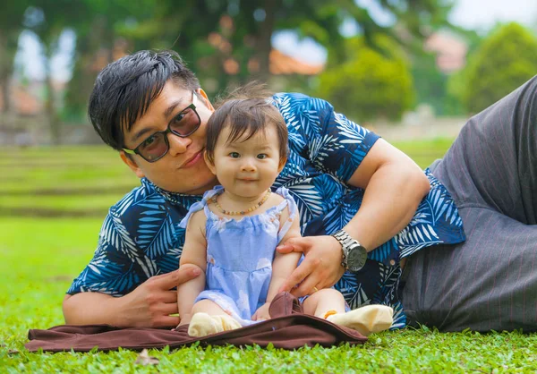 Feliz Brincalhão Asiático Japonês Homem Como Amoroso Pai Desfrutando Com — Fotografia de Stock