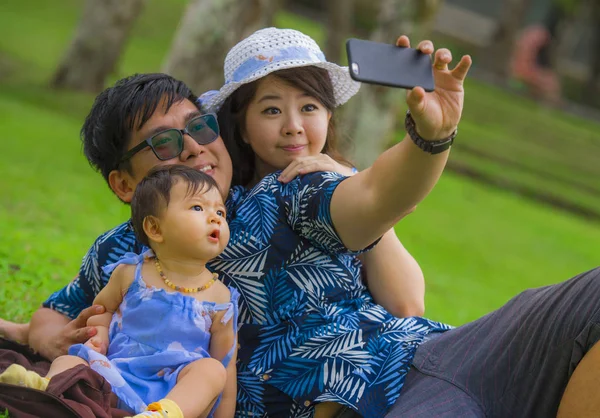 Jovem Feliz Amoroso Asiático Coreano Família Com Pais Doce Bebê — Fotografia de Stock