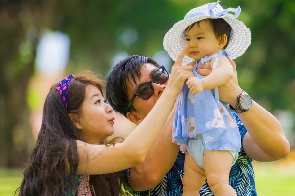 Jovem Feliz Amoroso Asiático Japonês Pais Casal Desfrutando Junto Com — Fotografia de Stock
