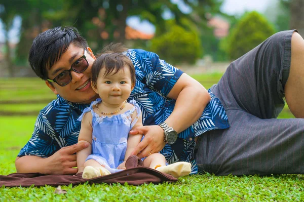 달콤한과 부모의 책임과 개념에 잔디에 즐기고 아버지 아시아 — 스톡 사진