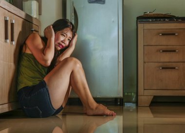 Aile içi şiddet istismar kurbanı ev mutfak kat ağlıyor, sarhoş alkolik kocası korku ve panik içinde umutsuz acı genç korkmuş ve çaresiz Asyalı Çinli kadın dehşete 