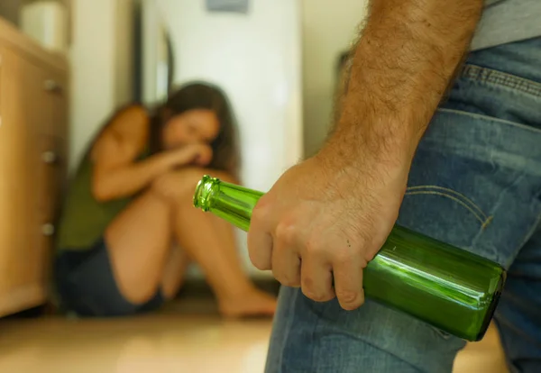 Жестокий Муж Злоупотреблением Алкогольной Бутылкой Нападением Беспомощную Женщину Сидящую Испуганную — стоковое фото