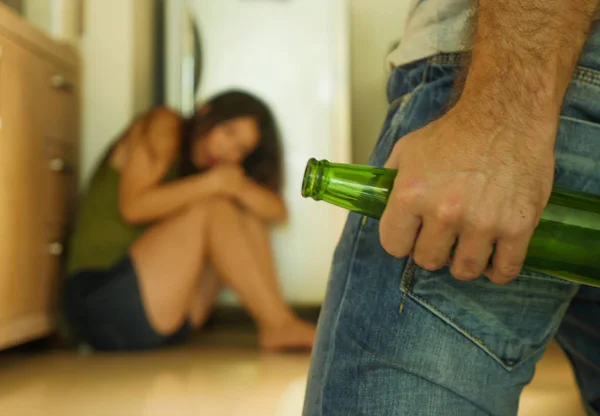 Marido Violento Con Botella Alcohol Abusando Atacando Mujer Indefensa Sentada — Foto de Stock
