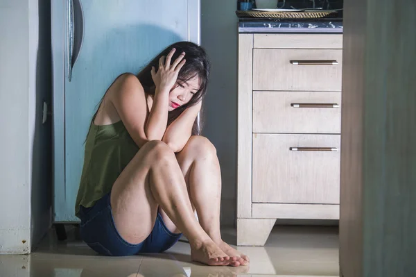 Молода Відчайдушні Пригнічені Азіатських Китайський Жінка Плакала Злякався Вдома Кухні — стокове фото