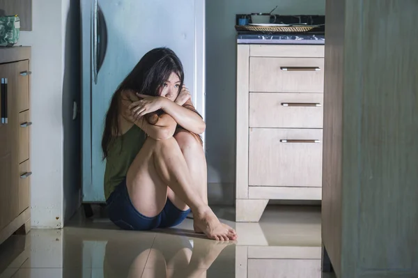 Молодий Відчайдушні Пригнічені Азіатських Японка Плакала Злякався Вдома Кухні Підлога — стокове фото