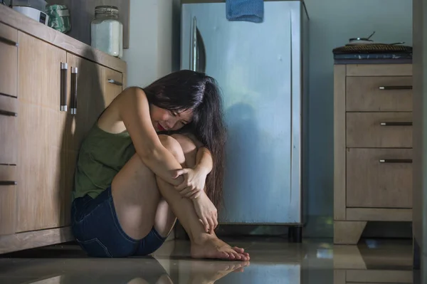 Jovem Desesperado Deprimido Asiático Japonês Mulher Chorando Assustado Casa Cozinha — Fotografia de Stock