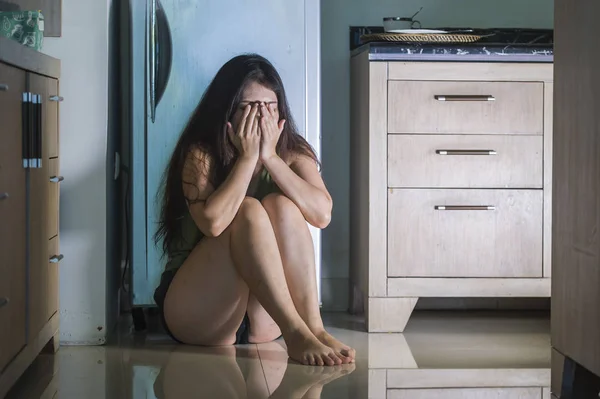 Jovem Mulher Desesperada Deprimida Casa Cozinha Chão Chorando Assustado Vítima — Fotografia de Stock