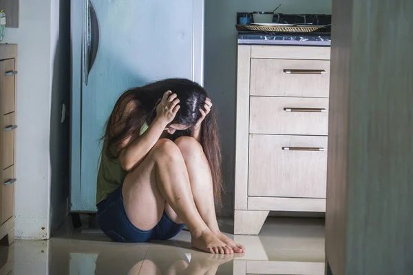 Giovane Donna Disperata Depressa Casa Pavimento Cucina Piangendo Vittima Violenza — Foto Stock