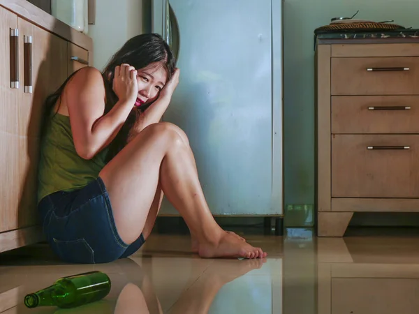 Молодая Напуганная Отчаявшаяся Азиатская Японка Плачет Беспомощно Полу Кухне Страдая — стоковое фото