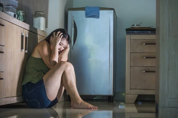 Joven Asustado Desesperado Asiático Japonés Mujer Llorando Impotente Casa Cocina — Foto de Stock
