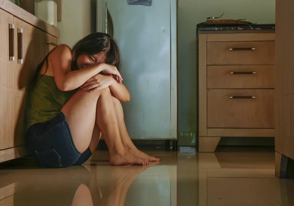 若い怖いと無力なアジア韓国女性恐怖恐怖とパニックで絶望的な家庭の台所の床の泣きで酔ってアルコール中毒の夫から虐待家庭内暴力被害者の苦しみ — ストック写真