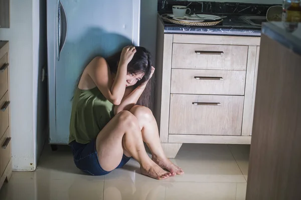Jovem Assustado Indefeso Asiático Coreano Mulher Horrorizado Sofrendo Violência Doméstica — Fotografia de Stock