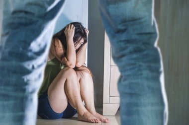 Aile içi şiddet istismar kurbanı ev mutfak kat ağlıyor, sarhoş alkolik kocası korku ve panik içinde umutsuz acı genç korkmuş ve çaresiz Asyalı Çinli kadın dehşete 