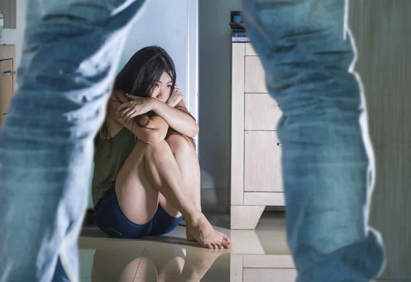 Jovem Assustado Indefeso Asiático Chinês Mulher Horrorizado Sofrendo Violência Doméstica — Fotografia de Stock