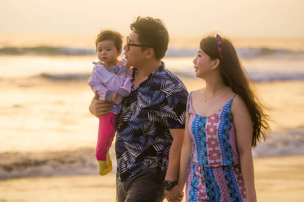 Jovem Feliz Bonito Asiático Chinês Casal Segurando Bebê Menina Filha — Fotografia de Stock