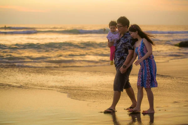 Jovem Feliz Bonito Asiático Japonês Casal Segurando Bebê Menina Filha — Fotografia de Stock