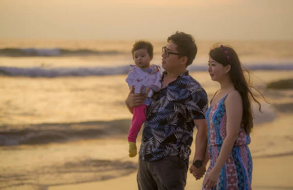 Jovem Feliz Bonito Asiático Coreano Casal Segurando Bebê Menina Filha — Fotografia de Stock