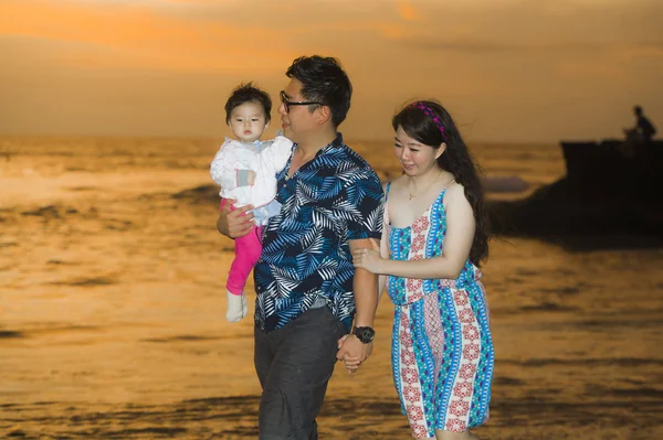 Jovem Feliz Bonito Asiático Coreano Casal Segurando Bebê Menina Filha — Fotografia de Stock