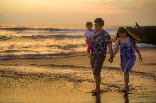 Jovem Feliz Bonito Asiático Chinês Casal Segurando Bebê Menina Filha — Fotografia de Stock