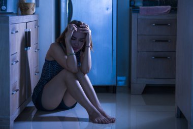 Genç depresif ve bunalmış kadına umutsuz ev mutfak kat üzgün ve korkmuş depresyon ve anksiyete sorunu aile içi şiddet ve istismar kurbanı kavram olarak acı hissi