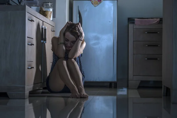 Молода Пригнічена Перевантажена Жінка Розпачі Домашній Кухні Відчуває Сум Наляканий — стокове фото