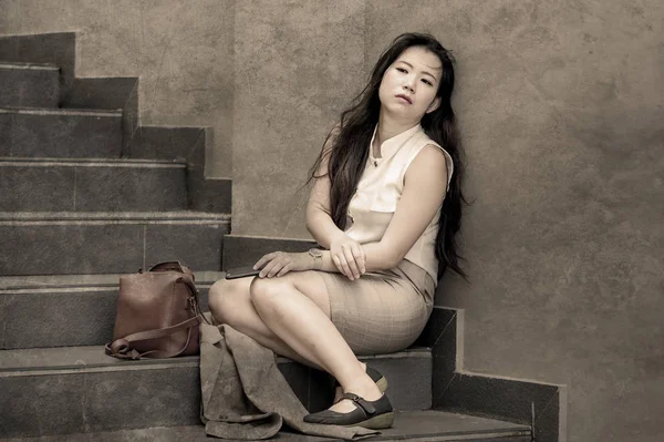 Young Depressed Desperate Asian Chinese Businesswoman Crying Alone Sitting Street — Stock Photo, Image