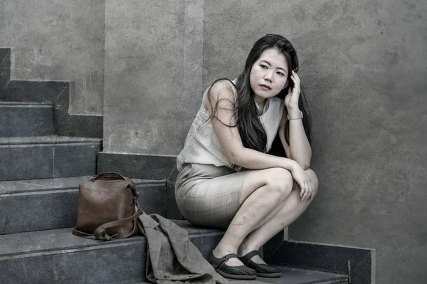 절망적 아시아 사업가 스트레스와 우울증 몰려오는의 피해자가 계단에서 그녀의 직업을 — 스톡 사진