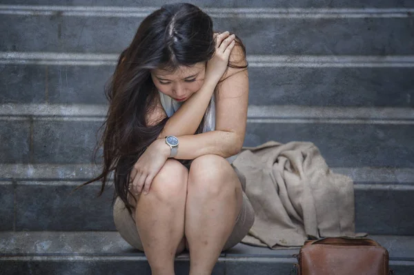 Unga Deprimerade Och Desperat Asiatisk Amerikansk Affärskvinna Gråter Ensam Sitter — Stockfoto