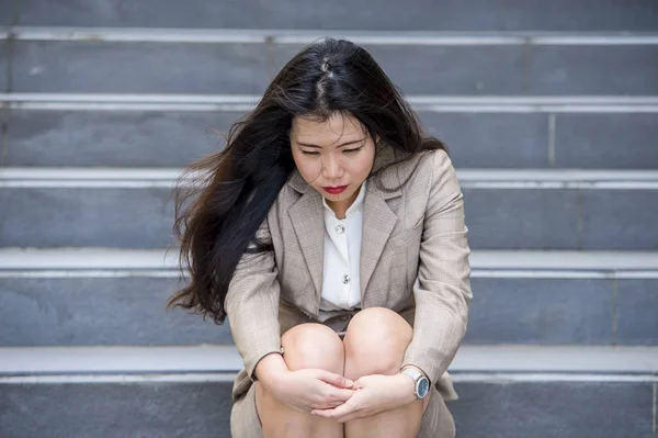 若い落ち込んでいると絶望的なアジア中国実業家だけでいじめの犠牲者であるストレスとうつ病の危機に苦しんでいる通りの階段に座って泣いている または彼女の仕事を失うことを解雇 — ストック写真
