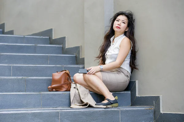 절망적 아시아계 미국인 사업가 스트레스와 우울증 몰려오는의 피해자가 계단에서 그녀의 — 스톡 사진