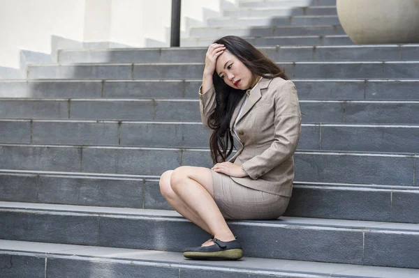 Jovem Deprimido Desesperado Asiático Chinês Empresária Chorando Sozinho Sentado Rua — Fotografia de Stock